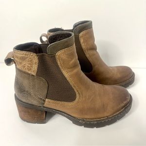 Born Madyson Chelsea Lug Sole Chunky Block Heel Taupe Leather Suede Boots 7M